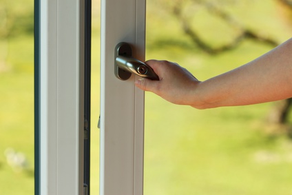 Durch Balkon- oder Terrassentüren wird häufig eingebrochen und sollten daher speziell gesichert werden.