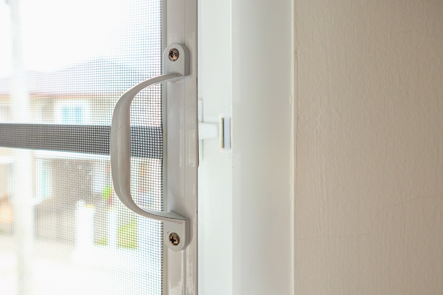 Drehtüren mit Fliegengitter sind der gängigste Insektenschutz für Balkontüren.