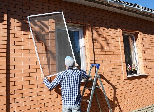 Die meisten Fliegengitter mit Spannrahmen können zum Insektenschutz einfach in den Fensterrahmen gespannt werden.