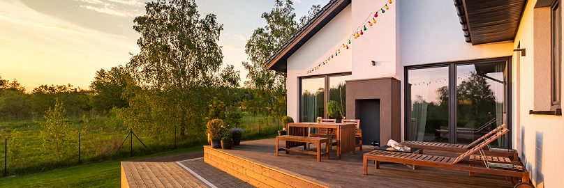 Terrassenfenster sind in verschiedenen Materialien und Formen erhältlich.