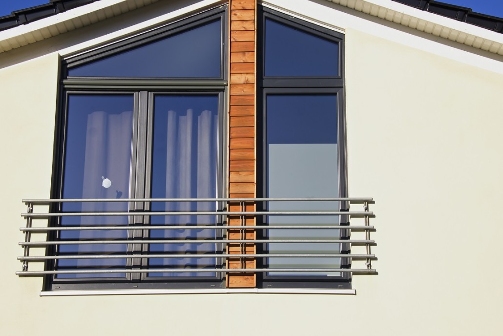 Ein Möglichkeit der Absturzsicherung bodentiefer Fenster ist ein Geländer aus Stahl.