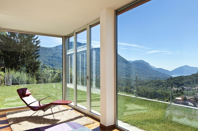 Bodentiefe Fenster lassen viel Helligkeit in den Raum und bieten eine schöne Aussicht.