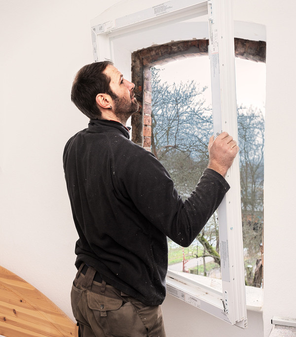 Der Rahmen des Fensters wird eingebaut.