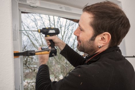 Nach dem Einsetzen des Fensterrahmens wird dieser mit Schrauben befestigt.