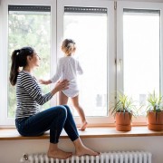 Ein Vorteil neuer Fenster kann ein höheres Gefühl der Behaglichkeit sein.