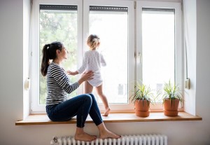 Ein Vorteil neuer Fenster kann ein höheres Gefühl der Behaglichkeit sein.