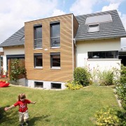 Verschiedene Fensterformen kombiniert erzeugen Spannung in der Wirkung derFassade.