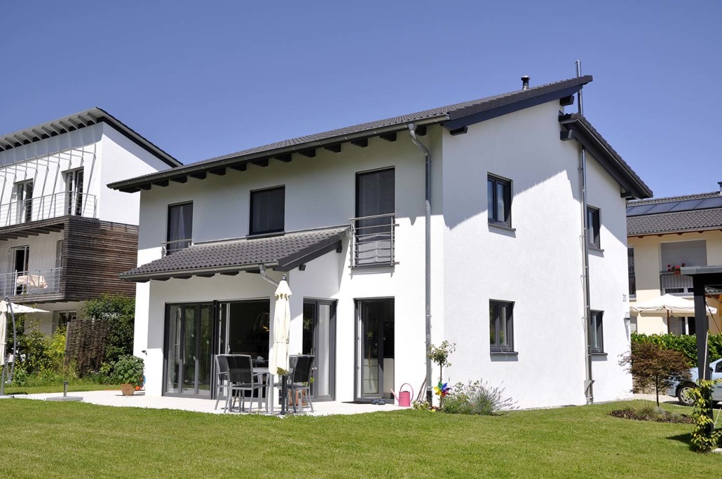 große Fenster in modernen Farben werden im privaten Hausbau immer beliebter.