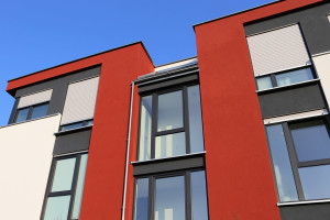 Zur Absturzsicherung im Obergeschoss kann die Glasfläche bodenlanger Fenster segmentiert werden.