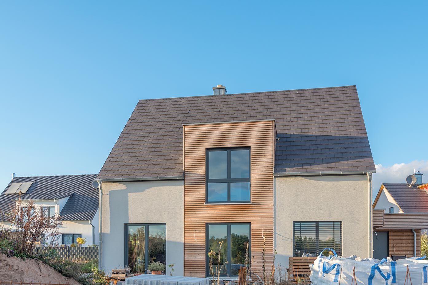 Bei der Planung der Fenster im Eigenheim sollte immer von Innen nach Außen vorgegangen werden: In erster Linie erfüllen die Fenster eine Funktion im Innenraum und bilden in zweiter Linie eine schöne Außenfassade.