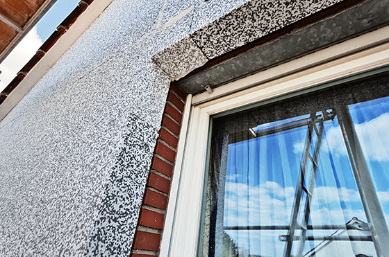 Wenn eine umfassende Sanierung des Gebäudes ansteht sollten zuerst die Fenster modernisiert werden und anschließend die Fassade gedämmt. Dabei sollte beachtet werden, dass die Dämmung der Fassade außen aufgetragen wird und die Laibung des Fensters vergrößert.