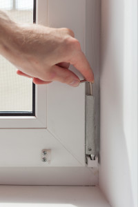 Auch die Scharniere des Fensters gehören zum Beschlag. Sie können mit Hilfe eines Imbusschlüssels einfach eingestellt werden.
