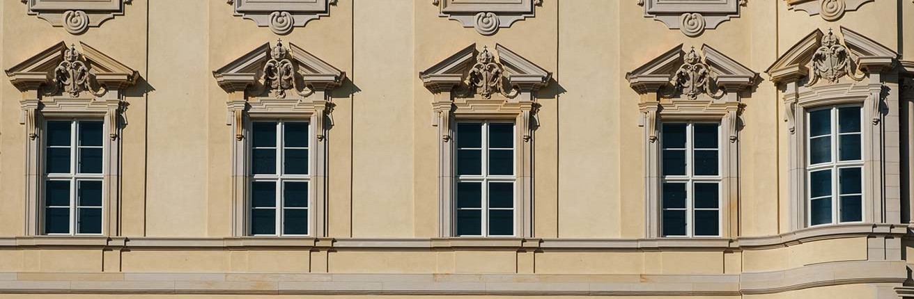 Fensterumrandungen gibt es in verschiedenen Ausführungen. Häufig sind sie als dekoratives Element in älteren Hausfassaden zu finden.