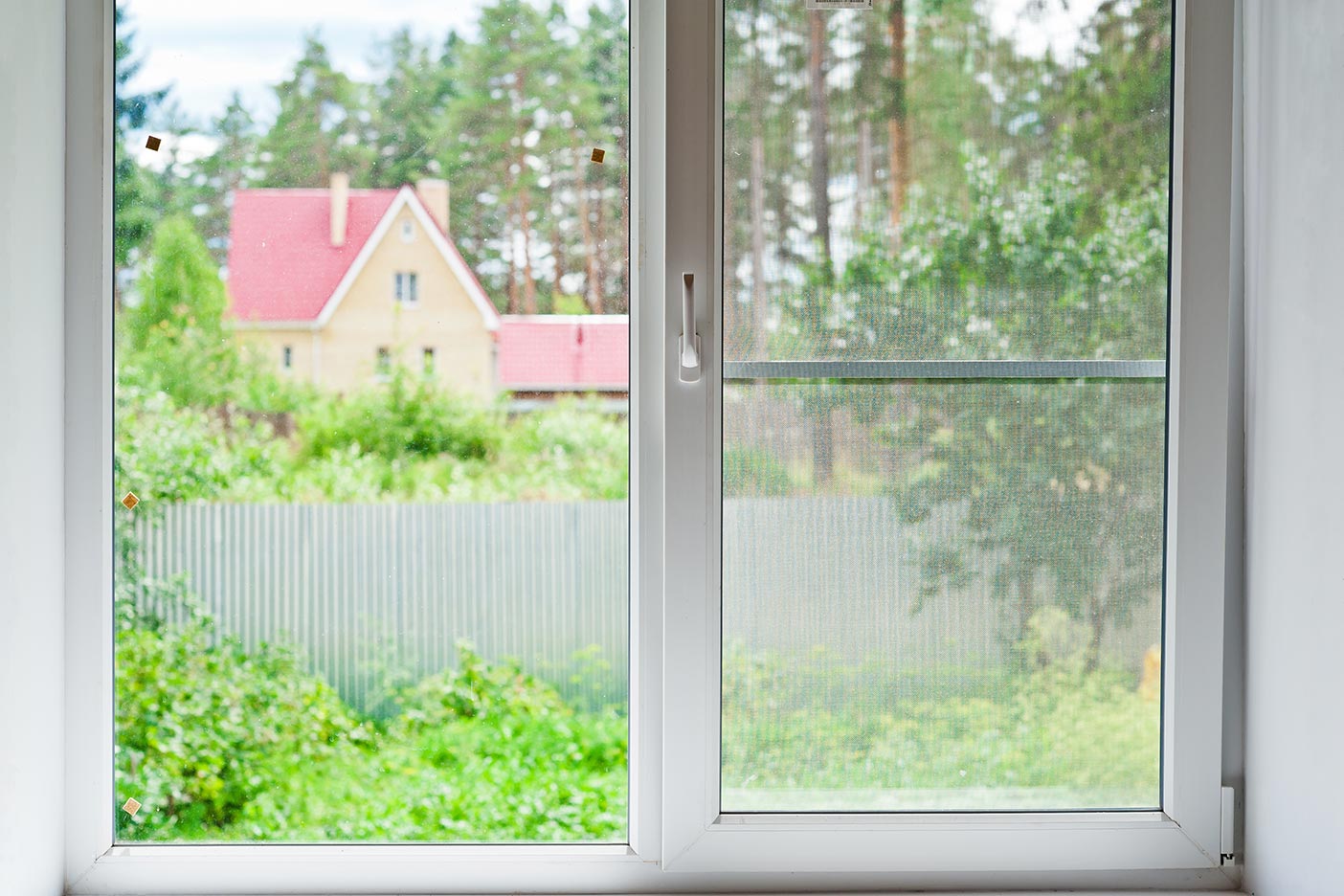 Gerade in ländlichen Gegenden empfiehlt sich ein Insektenschutz für das gekippte Fenster.