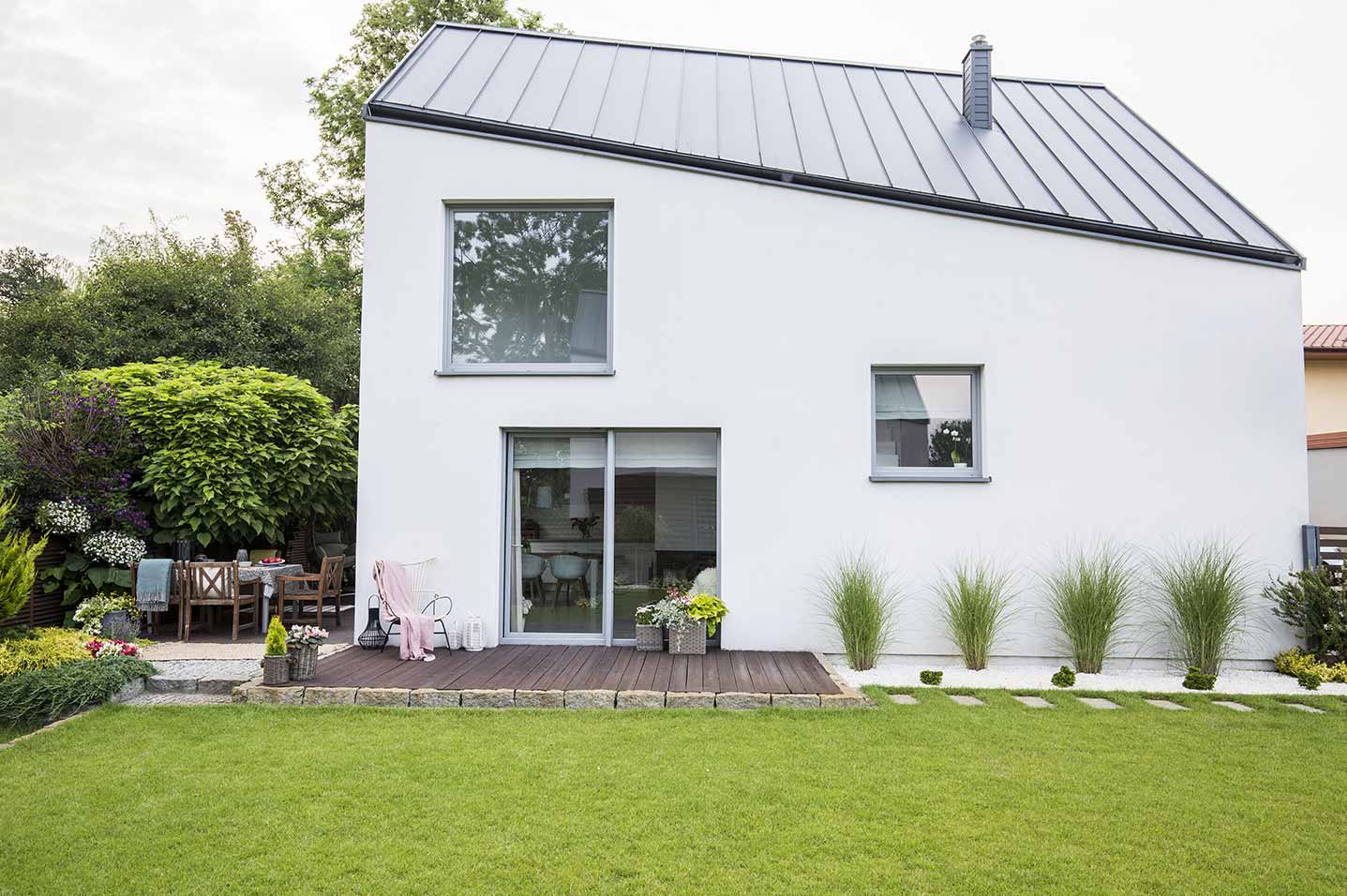 Einflügelige Dreh-Kipp-Fenster können einer Hausfassade Modernität verleihen.