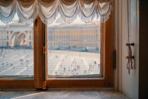 Um auch nach Jahren noch wie neu auszusehen, benötigt ein Holzfenster viel Pflege. Regelmäßiges abschleifen und ölen oder lackieren ist ein Muss.