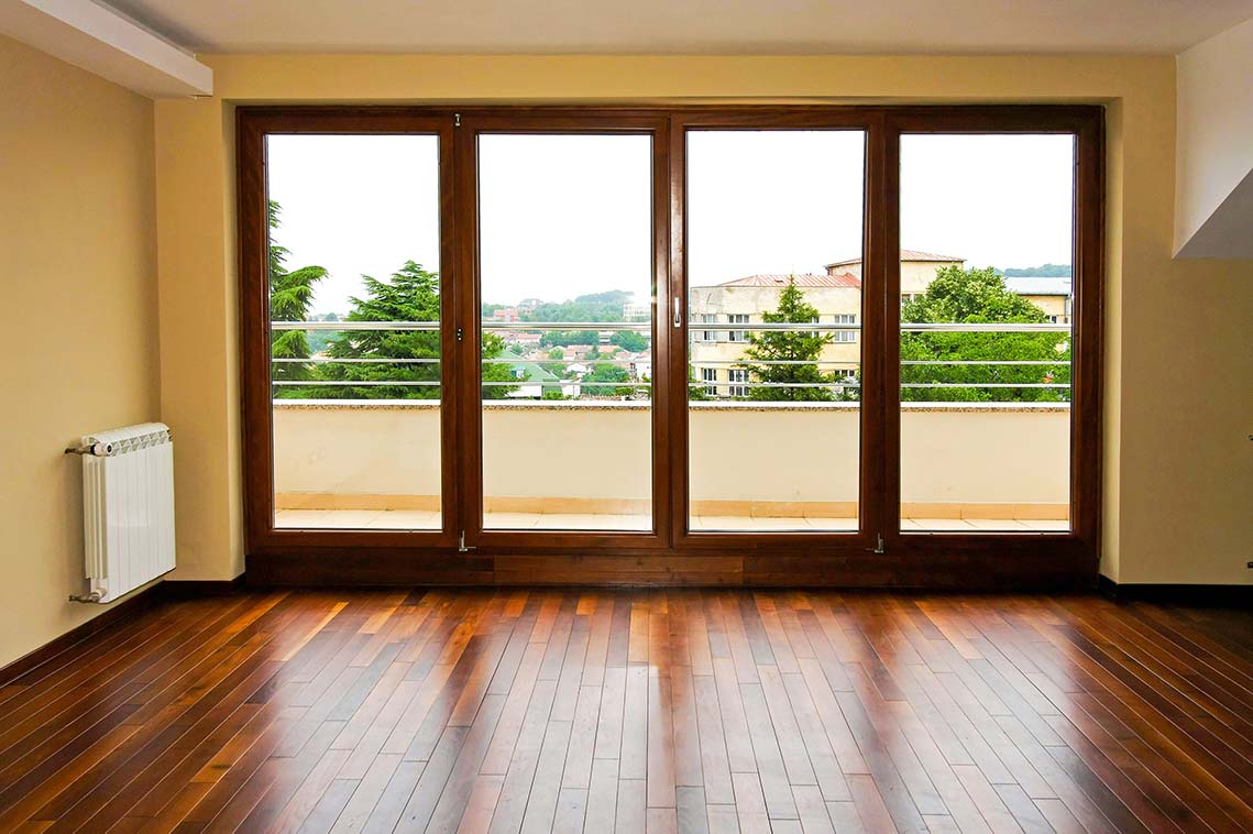 Fenster in Mahagoni-Optik strahlen eine hochwertige Eleganz aus.