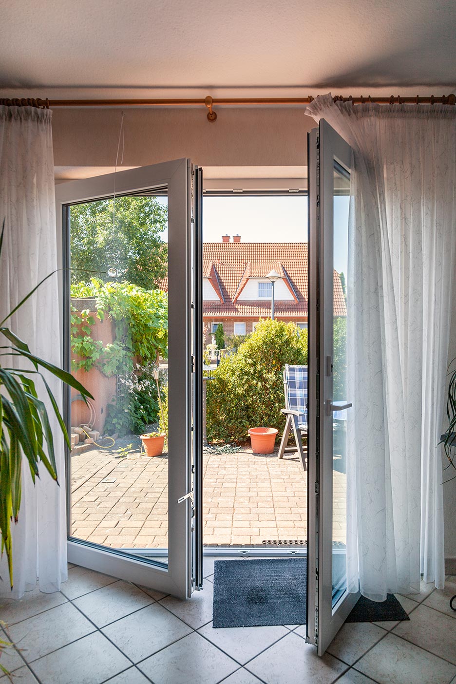 Die Terrassentüren bei Familie Seidler bieten Schallschutz gegen unerwünschte Geräusche.