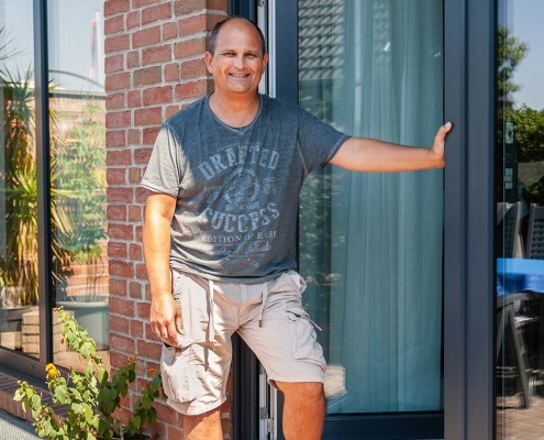 Die neuen Fenster und Terrassentüren passen mit der anthrazitfarbenen Folierung perfekt in den Klinkerbau von Familie Seidler.