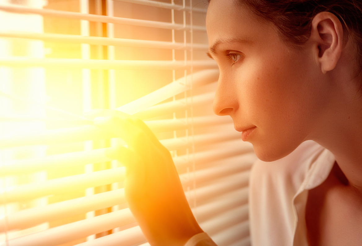 Jalousie mit Sonne Frau an Jalosuie