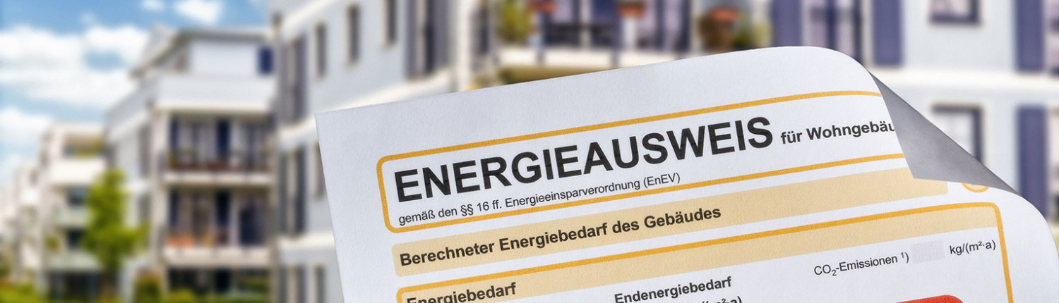 Foto eines Energieausweises vor einem Haus