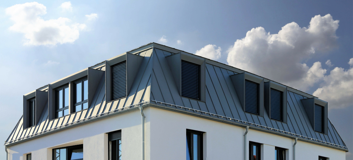Hausdach Haus mit Sonnenschutz