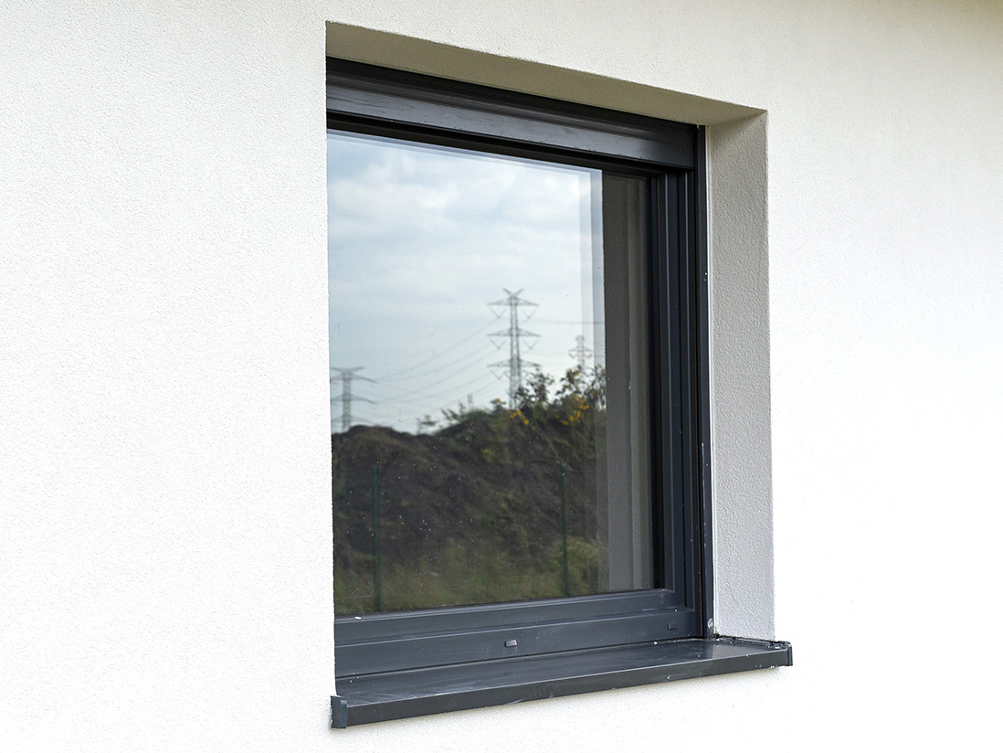 Graue Fensterbank aus Kunsststoff
