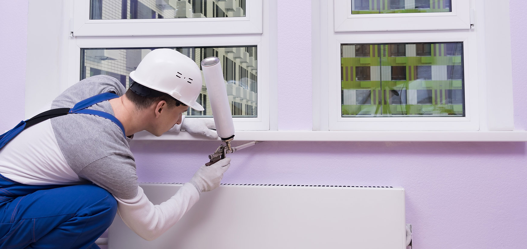 Monteur baut Fensterbank ein